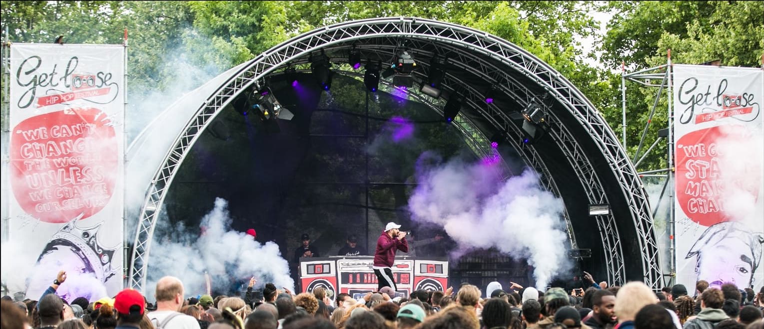 GetLoose Festival 2018, podiumboog met rook boven een vol publiek