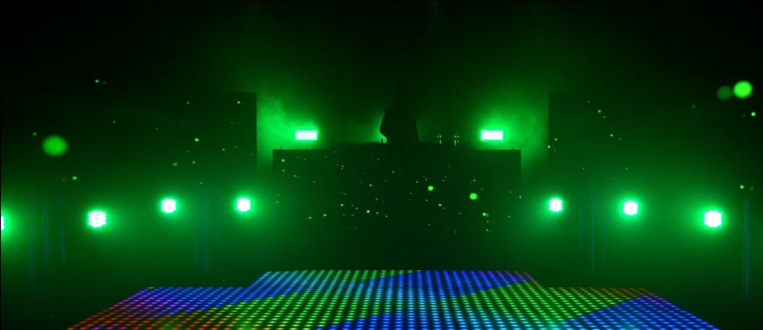GetLoose Live Stream 2021, lege zaal met groene lichtvloer