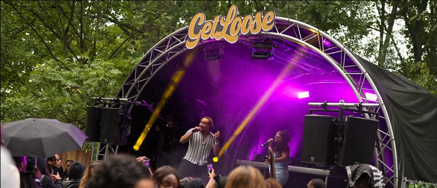 GetLoose Block Party 2023, publiek voor het podium met paarse lichtshow